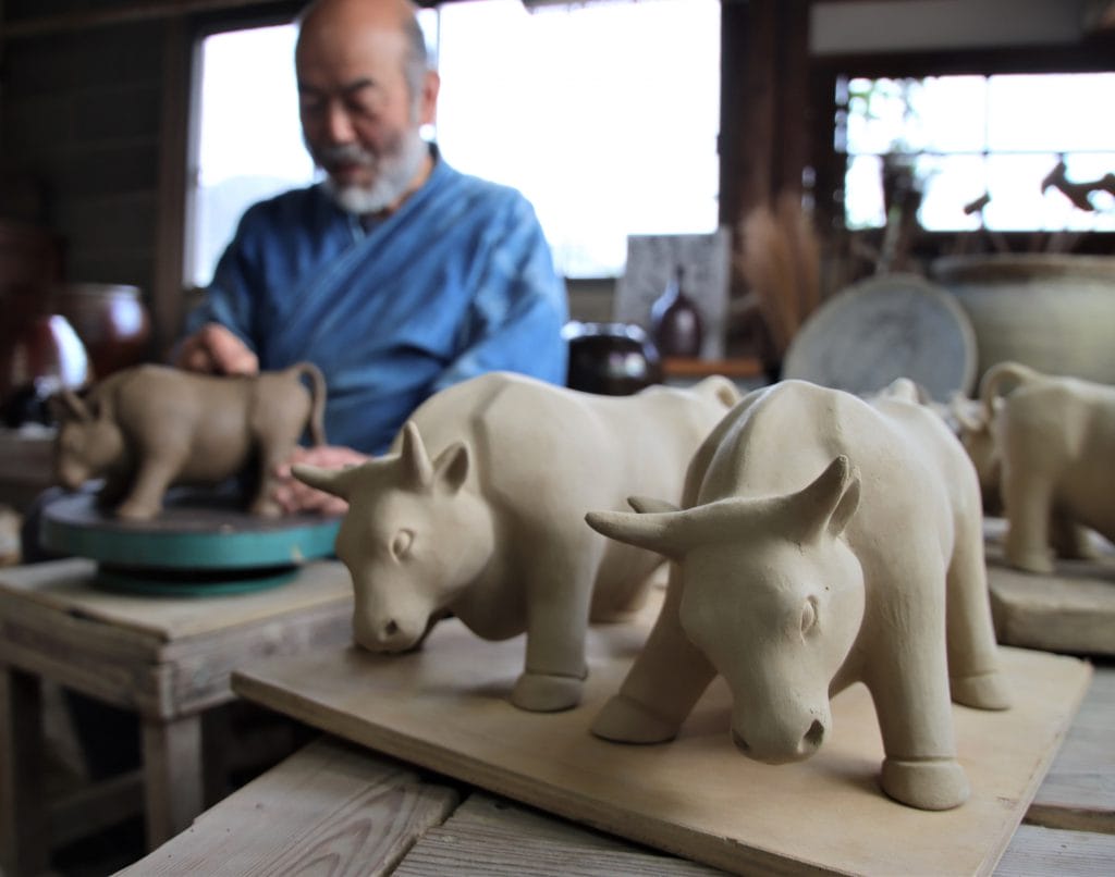 牛の置物　唐津焼　正円寺窯　干支丑 牛の置物 唐津焼 正円寺窯 干支丑 （陶芸家 作家物 藤原康 丑