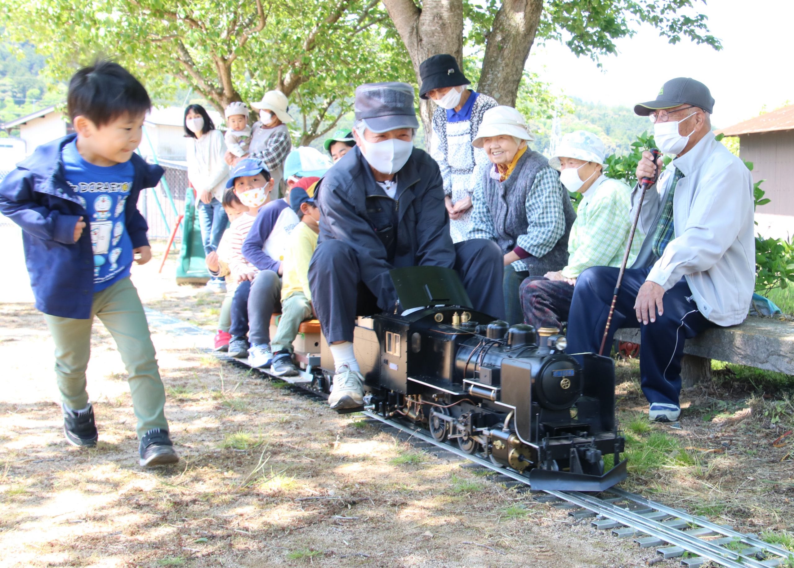 憧れのSL 趣味で「ミニ」組み立て 子ども乗せ軽快に走る／兵庫・丹波市