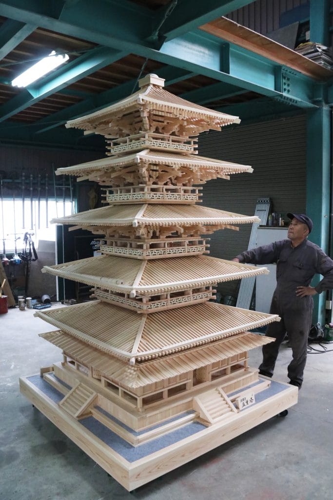 五重塔」10分の1サイズで再現 元大工が2年かけ制作 装飾や構造も