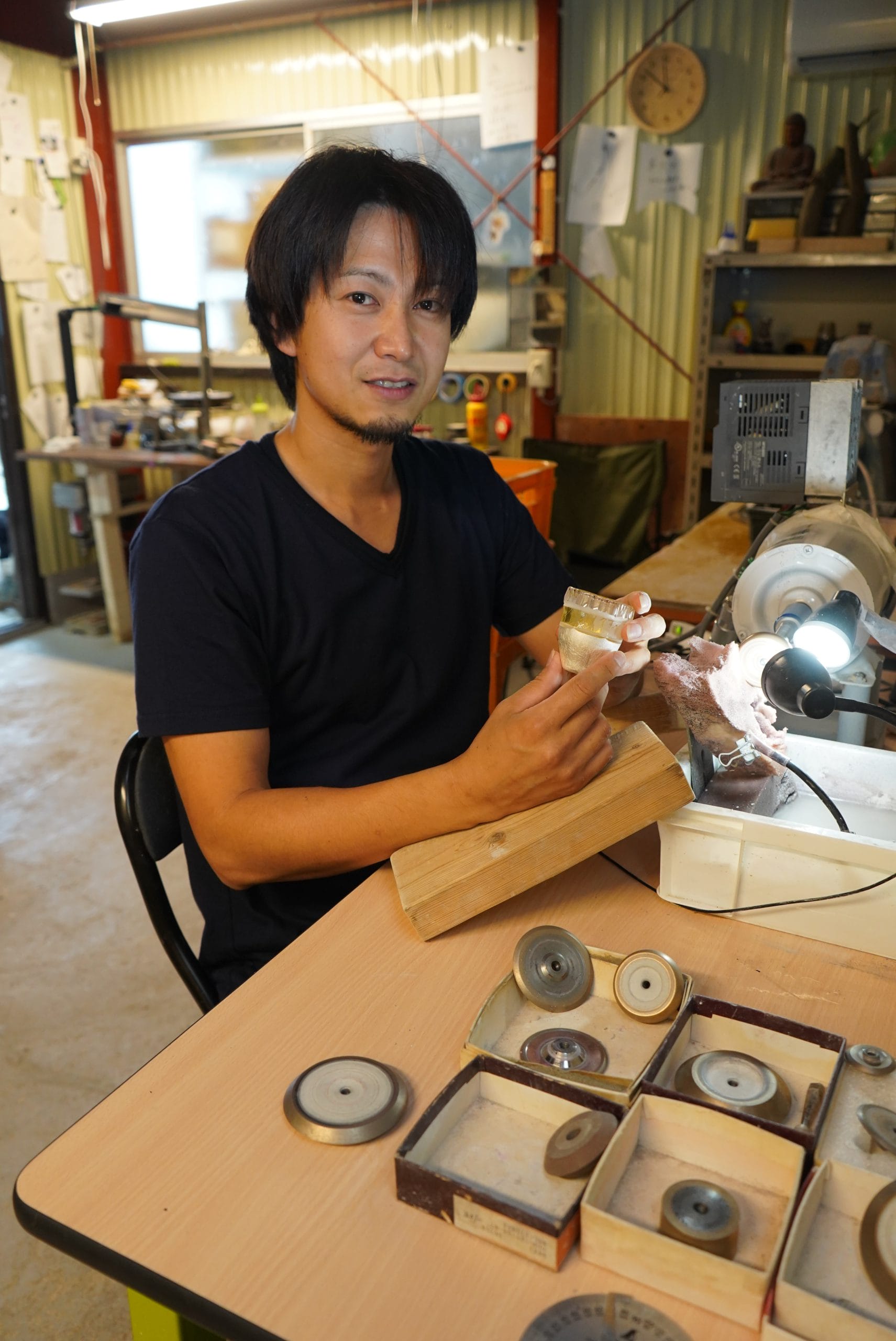 赤井家ゆかりの伊賀で個展 「江戸切子」学ぶガラス作家 繊細な酒