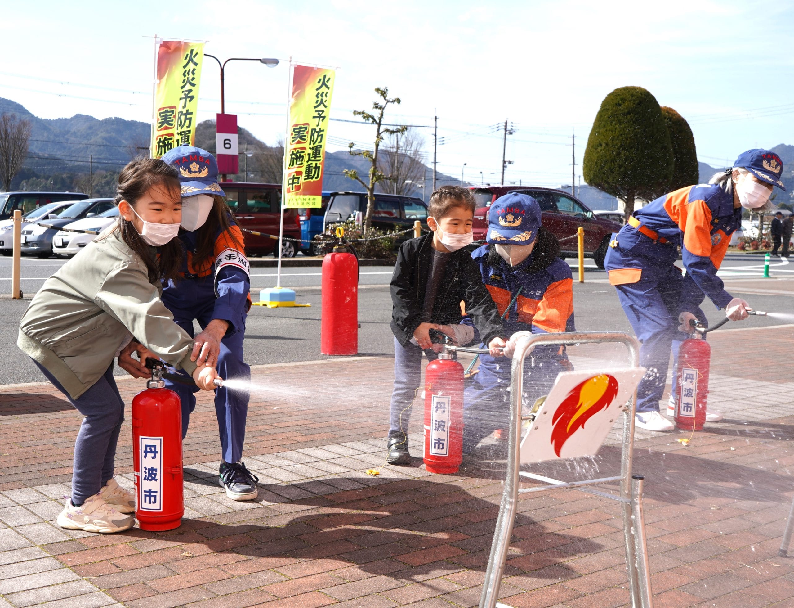 火点”へ水噴射 女性消防団が火災予防PR 初期消火の訓練体験も - 丹波新聞