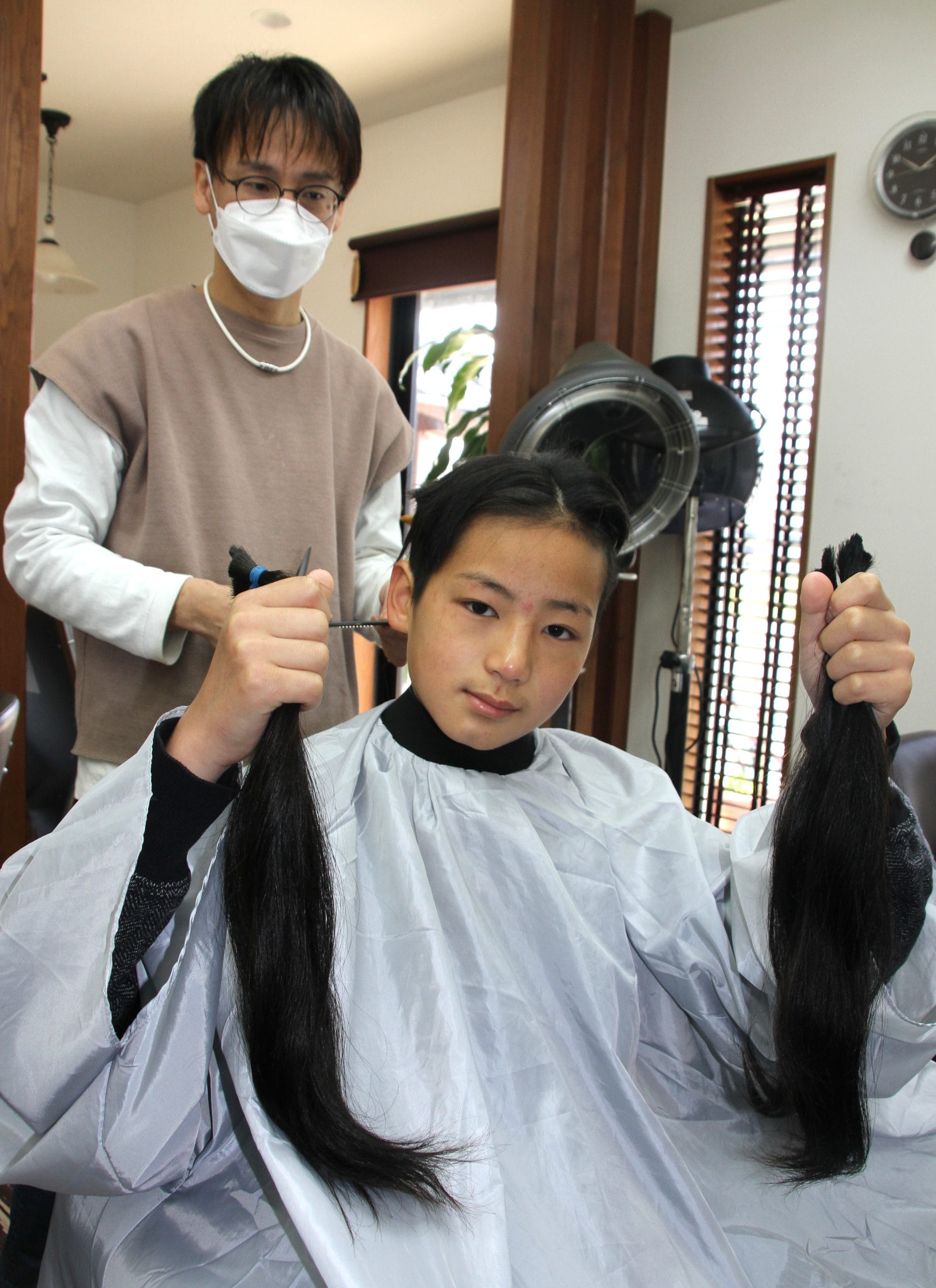 ばっさり 中学入学前に小6男子「ヘアドネ」 3年伸ばした髪40センチ切る - 丹波新聞