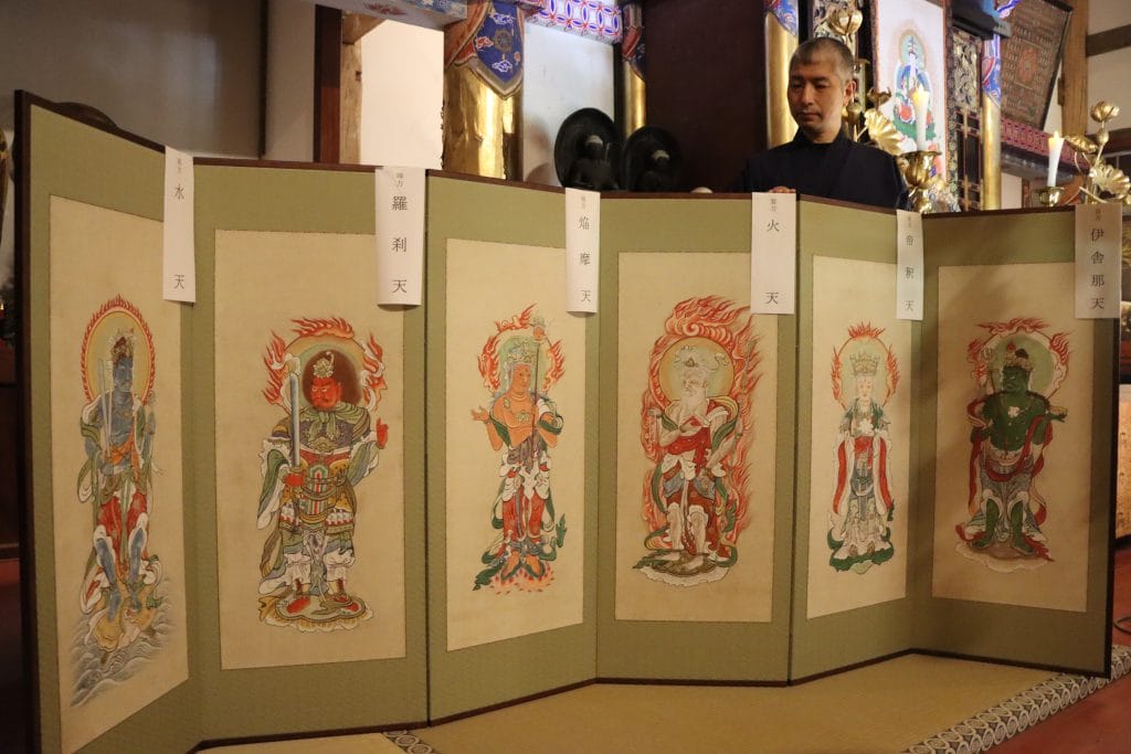 屏風に仕立て直し 「十二天」描いたレア掛け軸 33年に1度「御