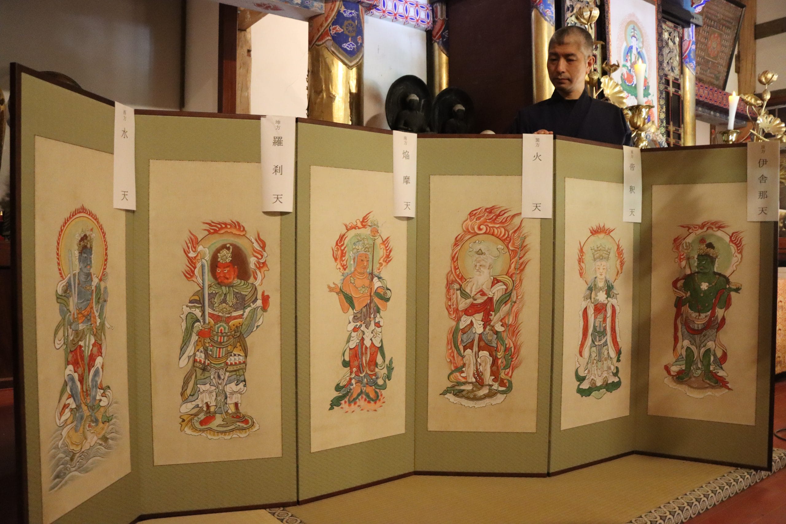 掛軸 十二天屏風絵 毘沙門天立像 台座付き 掛軸 十二天屏風絵 毘沙門天立像 台座付き - メルカリ