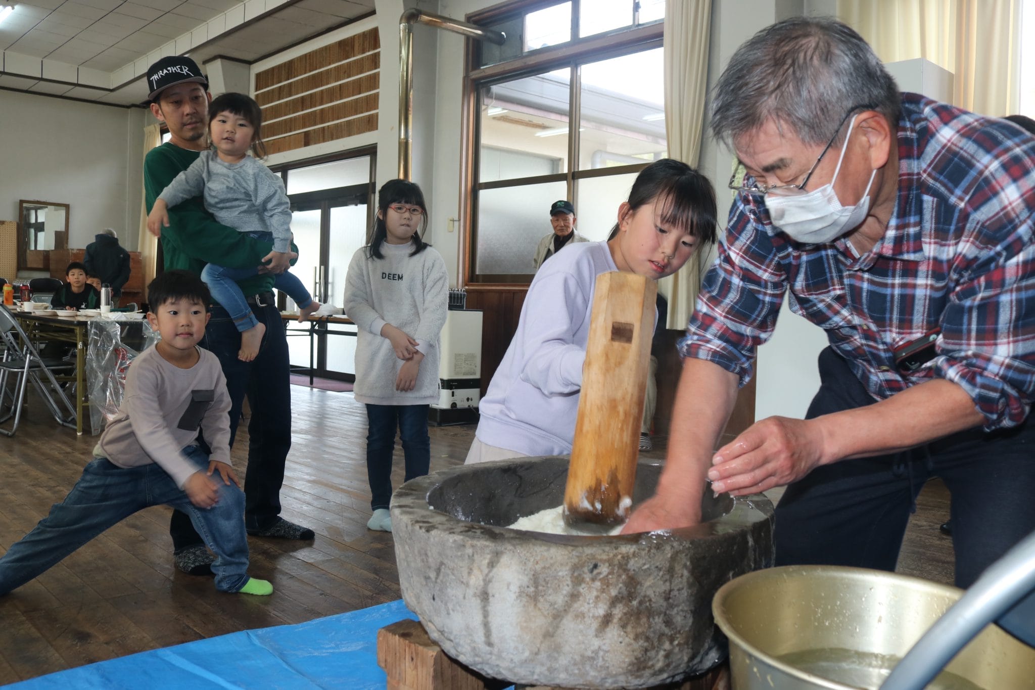 よいしょ、よいしょ」 4年ぶりに餅つき大会 子どもたちがきね振るう