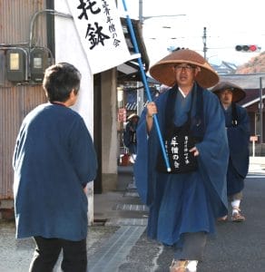 被災者に浄財を 臨済宗僧侶が托鉢 地域巡り「助け合い」 - 丹波新聞