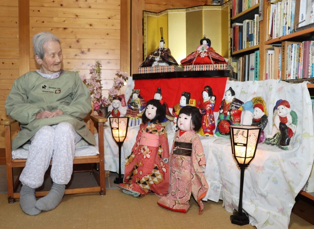 96歳感激 ひな祭り前に「市松人形」発見 祖母の贈り物「昔思い出す