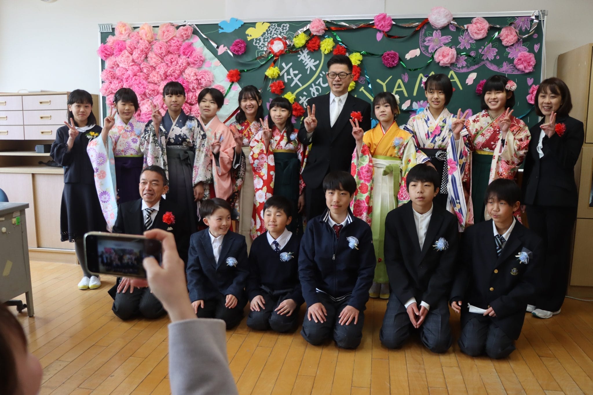 小学校　卒業 学び舎に別れ「さようなら」 今月閉校の小学校で卒業式 誇り胸に笑顔で巣立つ - 丹波新聞